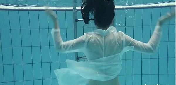 Underwater hot babe Petra swims naked